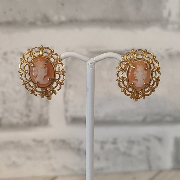Vintage Carved Cameo Earrings Gold Tone Screw Back - Picture 1 of 8